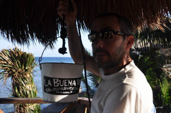 Recolhendo o baldinho de cerveja que chegou de elevador à nossa mesa-mirante, em restaurante em Akumal, entre Tulum e Playa del Carmen, no Yucatán, no sul do México